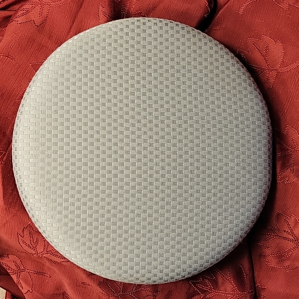 Barely Used Foam Seat Cushion, AntiSlip Round 16"
